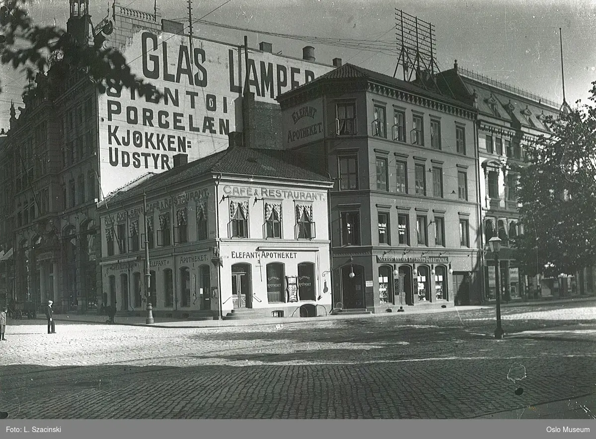 forretningsgårder, Elephant-Apotheket, Christiania Glasmagasin, gavlvegg, reklame