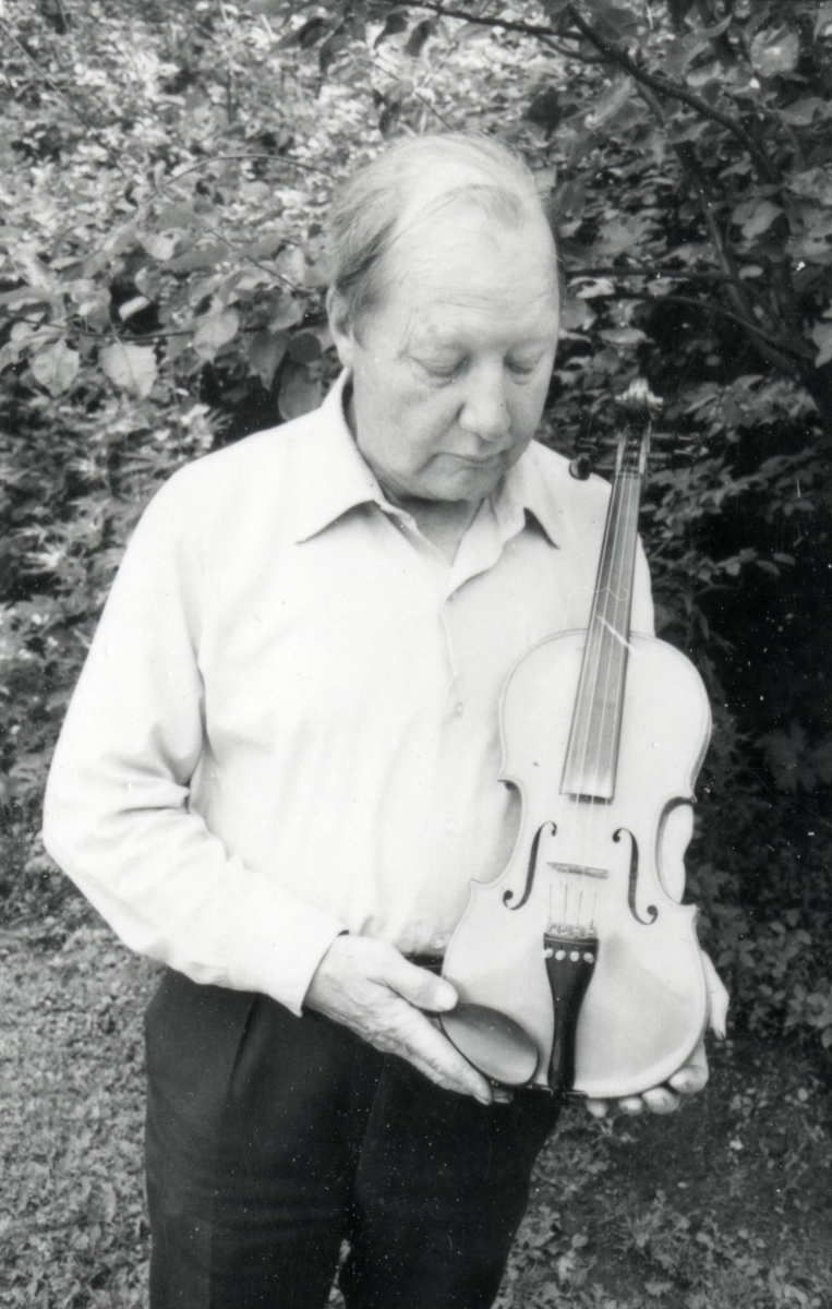 Fiolbyggare Arne Hakberg.