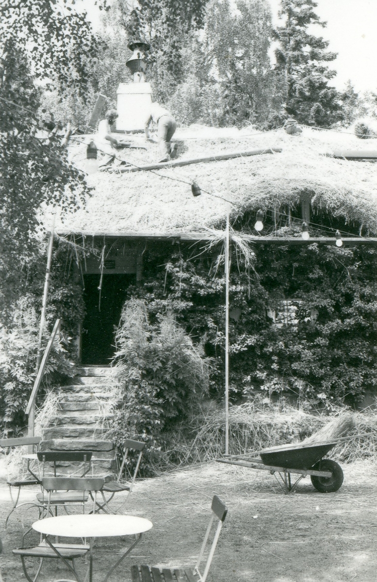 Halmtakläggning på manhusbyggnaden från Krafsagården i Olofstorp, Valinge i september 1980.