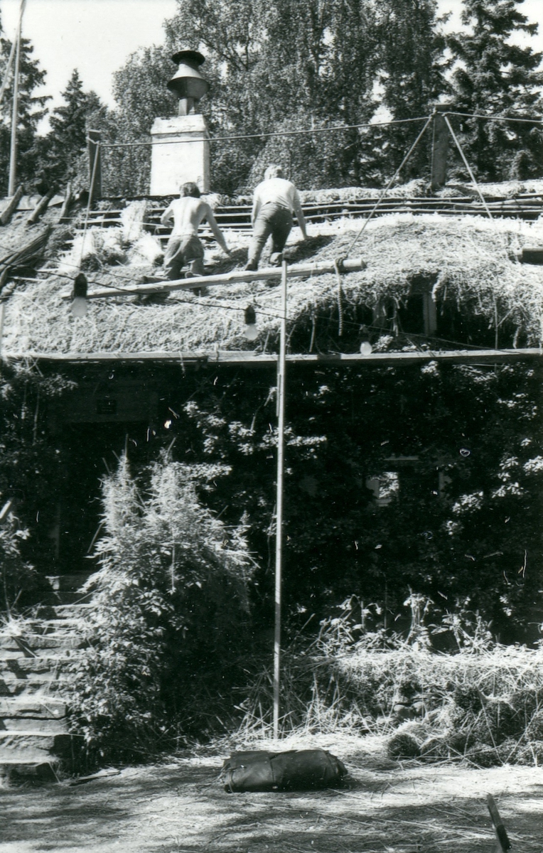 Halmtakläggning på manhusbyggnaden från Krafsagården i Olofstorp, Valinge i september 1980.