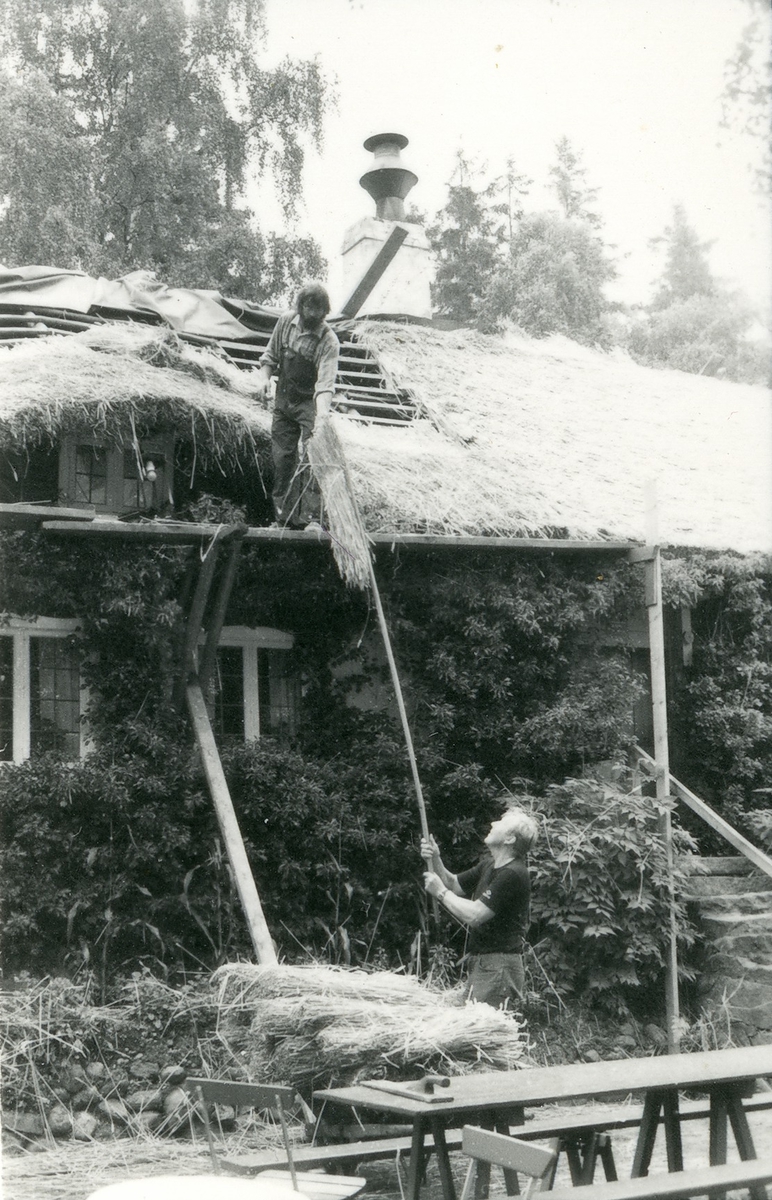 Halmtakläggning på manhusbyggnaden från Krafsagården i Olofstorp, Valinge i september 1980.