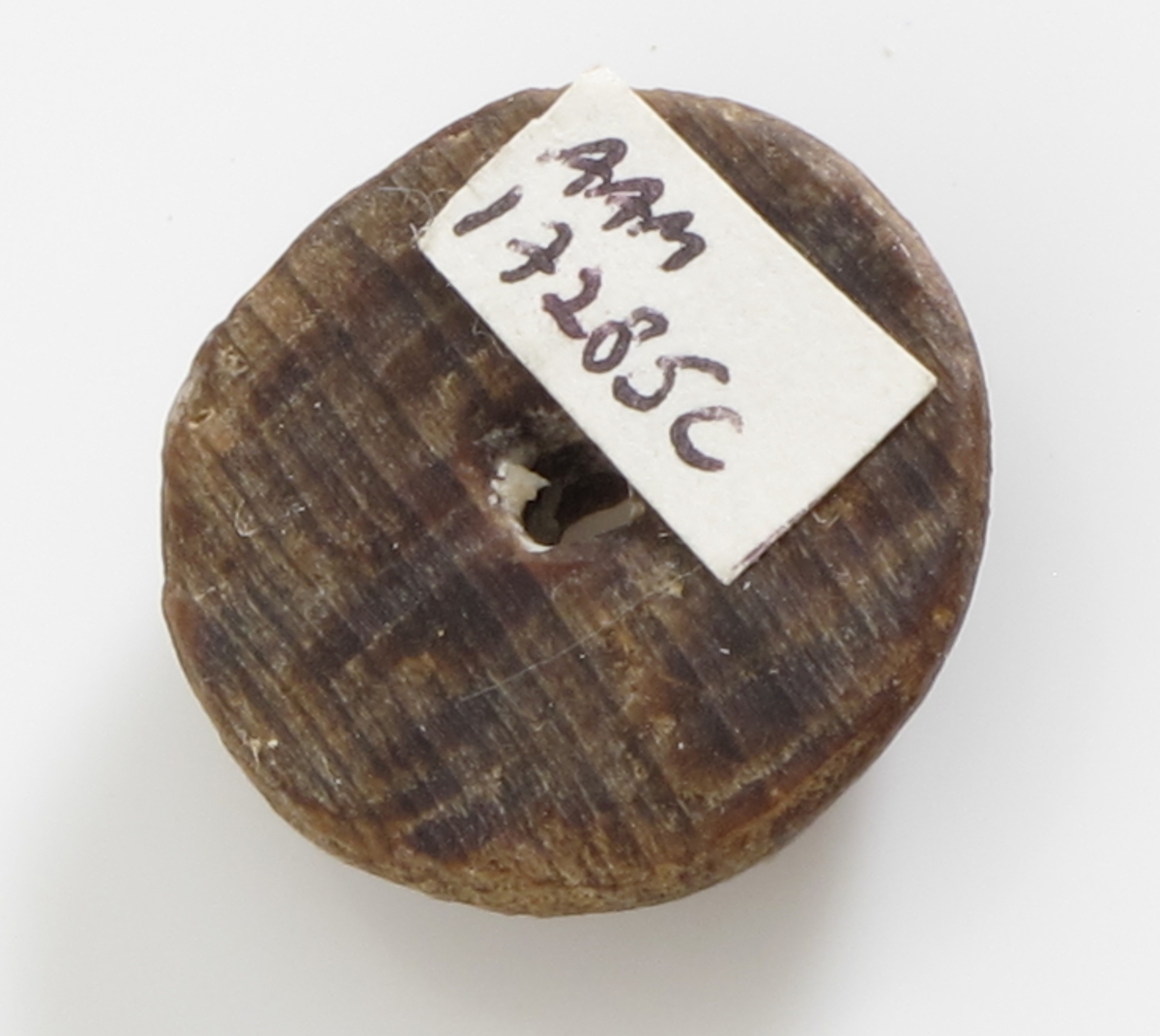 Knapper, 11 stk.  "Fredensborg,"1768. 

a)  Lærknapp. Diam. 2,1 Flat underside, overside med radiære riller, to hull. Et lite stk. borte i  kanten.  

b-f )  Knapper, 5 stk., Tre,  med hvelvet overside og ett forholdsvis stort hull. Diam. 1,9.  y  

g-i.)  Knapper, 3 stk. Tre. Tynne, små, med ett hull.   Diam. 1,2.

j-k )  Knapper, 2 stk. svakt hvelvet overflate,ett  hull, den ene avslått et segment. Diam. 2,1.