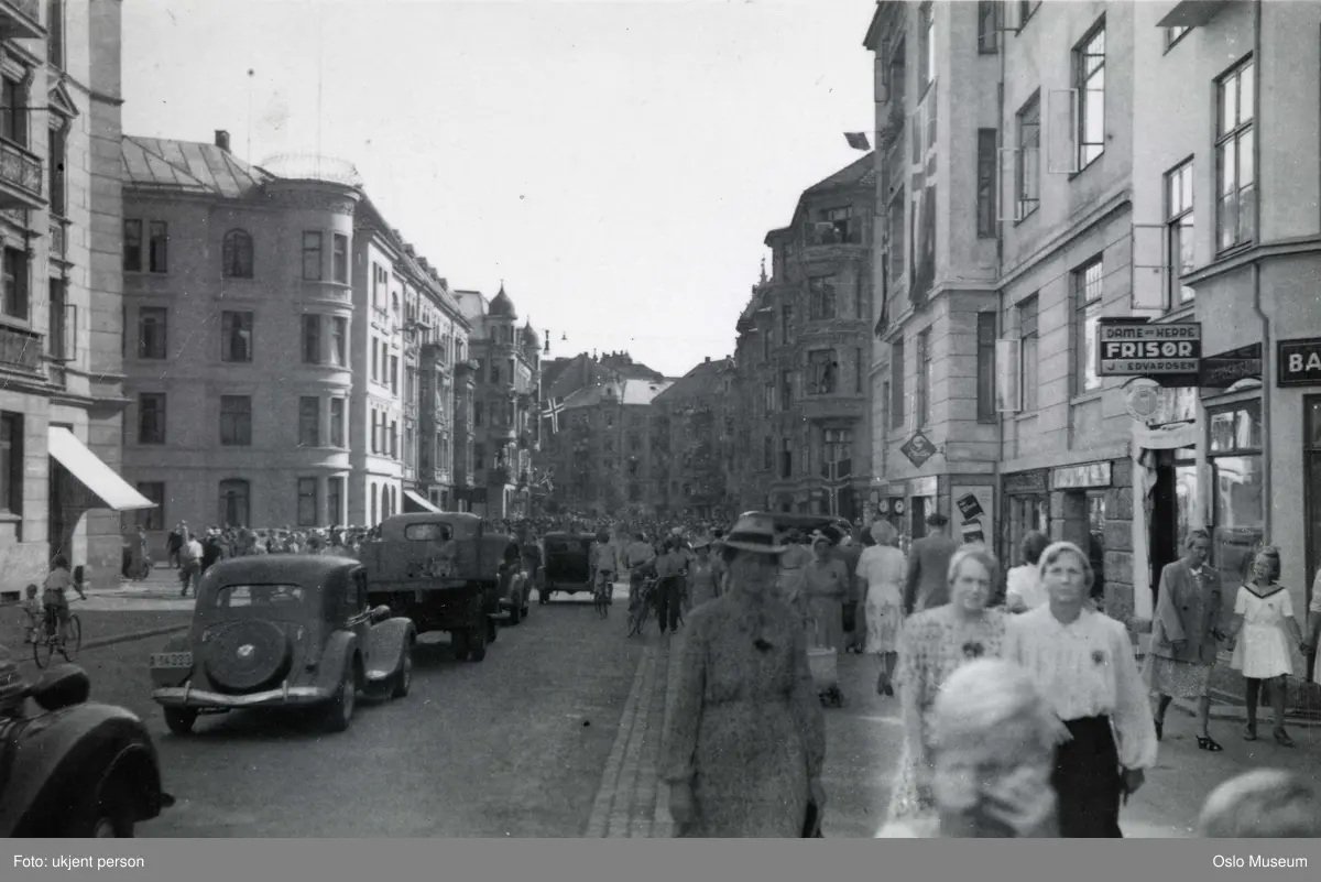 gateløp, mennesker, biler, bygårder, flagg, frigjøringsdagen