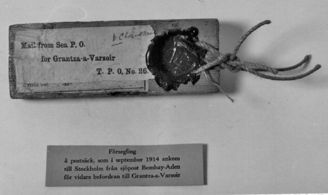 Förseglingsbricka för postpåse som i september 1914 ankom
till Stockholm från sjöpost Bombay-Eden för vidare befordran till
Grantza-a-Varsoir. Lackad.