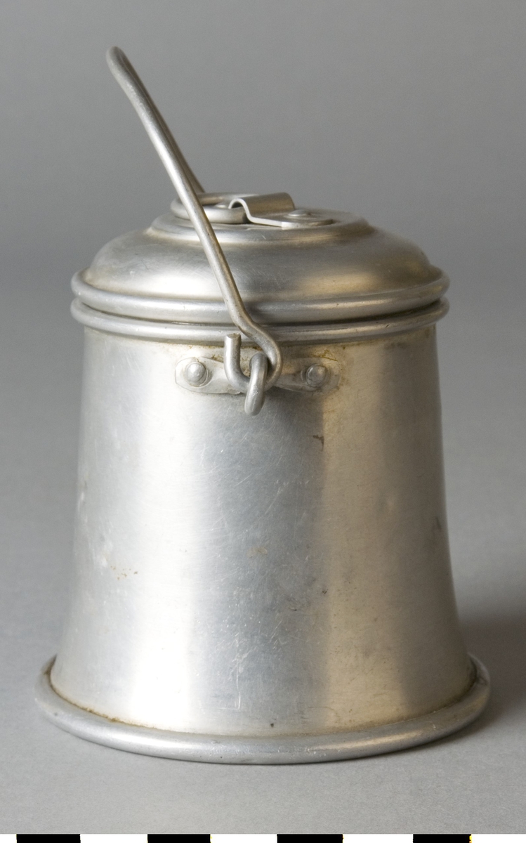 Leksak, mjölkhämtare av aluminium. Behållare (A) med bygelhandtag och lock (B) med ringgrepp.