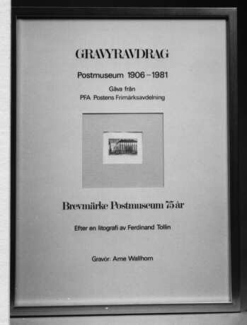 Gravyravdrag av brevmärket "Postmuseum 75 år". Inramad
ochglasad. I panepartout med texten "GRAVYRAVDRAG Postmuseum
1906-1981.Gåva från PFA Postens Frimärksavdelning. Brevmärke.
Postmuseum 75 år.Efter en litografi av Ferdinand Tollin, Gravör: Arne
Wallhorn."