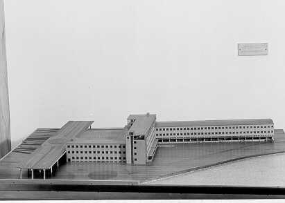 Modell i naturliga färger av Stockholms
Bangårdspostkontor,uppfört under åren 1943-1946 enligt ritningar av
arkitekten L.E.Lallerstedt. De ovannämnda måtten gäller bottenplattan
som modellen står på.