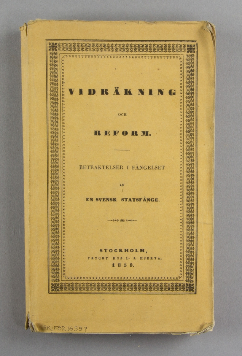 Bok, häftat pappersband: "Vidräkning och reform. Betraktelser i fängelset af en svensk statsfånge" skriven av Magnus Jacob Crusenstolpe och tryckt hos Lars Johan Hierta i Stockholm 1839.

Häftad och oskuren i samtida gult tryckt omslag. Med G. Fredenheims namnteckning. Från Östanå, enligt uppgift av säljaren.