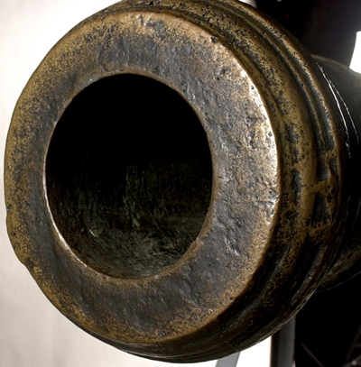 Kanonrör.
Gjutet riksvapen med initialerna G.A.R.S och årtalet 1626. Band med Vasakärvar och akantusblad.