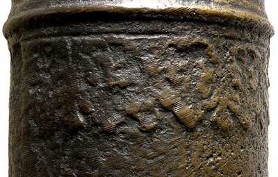 Kanonrör.
Gjutet riksvapen med initialerna G.A.R.S och årtalet 1626. Band med Vasakärvar och akantusblad.