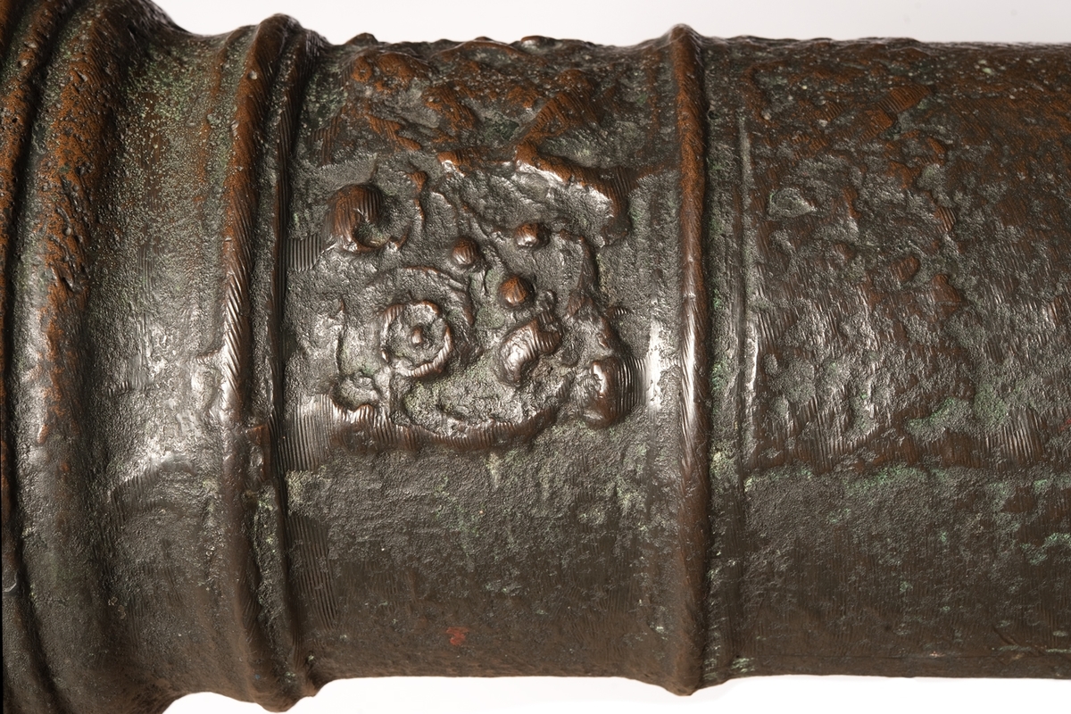 Kanonrör.
Gjutet riksvapen med initialerna G.A.R.S och årtalet 1626. Band med Vasakärvar och akantusblad.