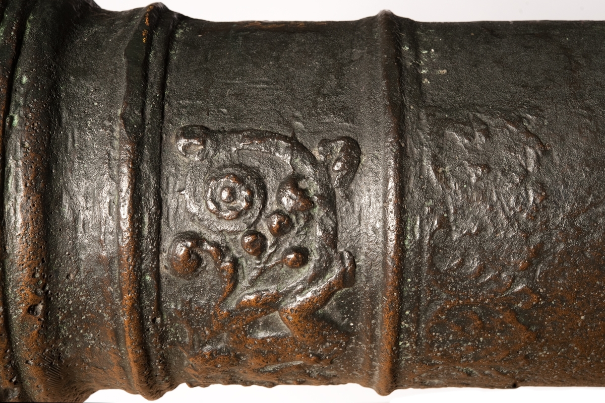 Kanonrör.
Gjutet riksvapen med initialerna G.A.R.S och årtalet 1626. Band med Vasakärvar och akantusblad.