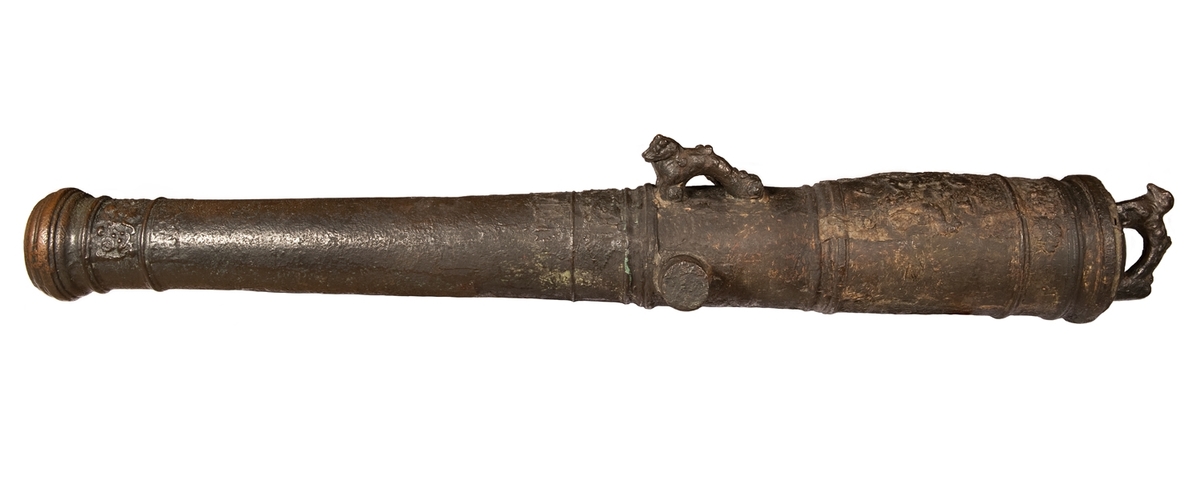 Kanonrör.
Gjutet riksvapen med initialerna G.A.R.S och årtalet 1626. Band med Vasakärvar och akantusblad.