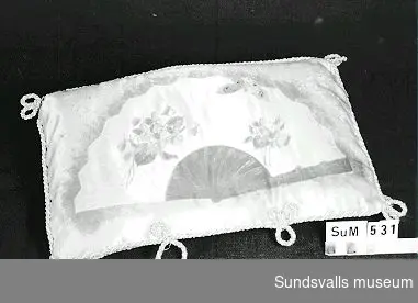 Näsduksetui i siden med målad dekor i form av en solfjäder, fjäril och blommor. Vadderat och kantat med snörmakeriarbete.