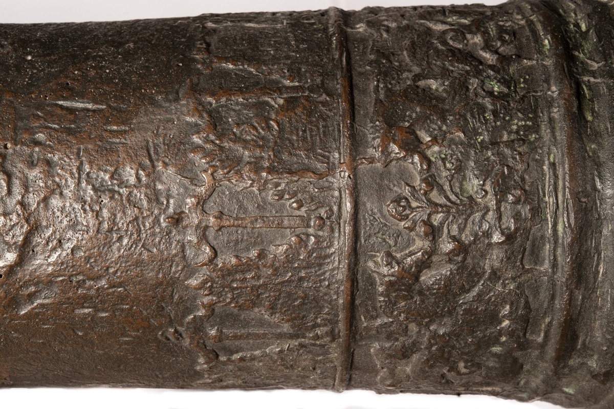 Kanonrör.
Gjutet riksvapen med initialerna G.A.R.S och årtalet 1626. Band med Vasakärvar och akantusblad.