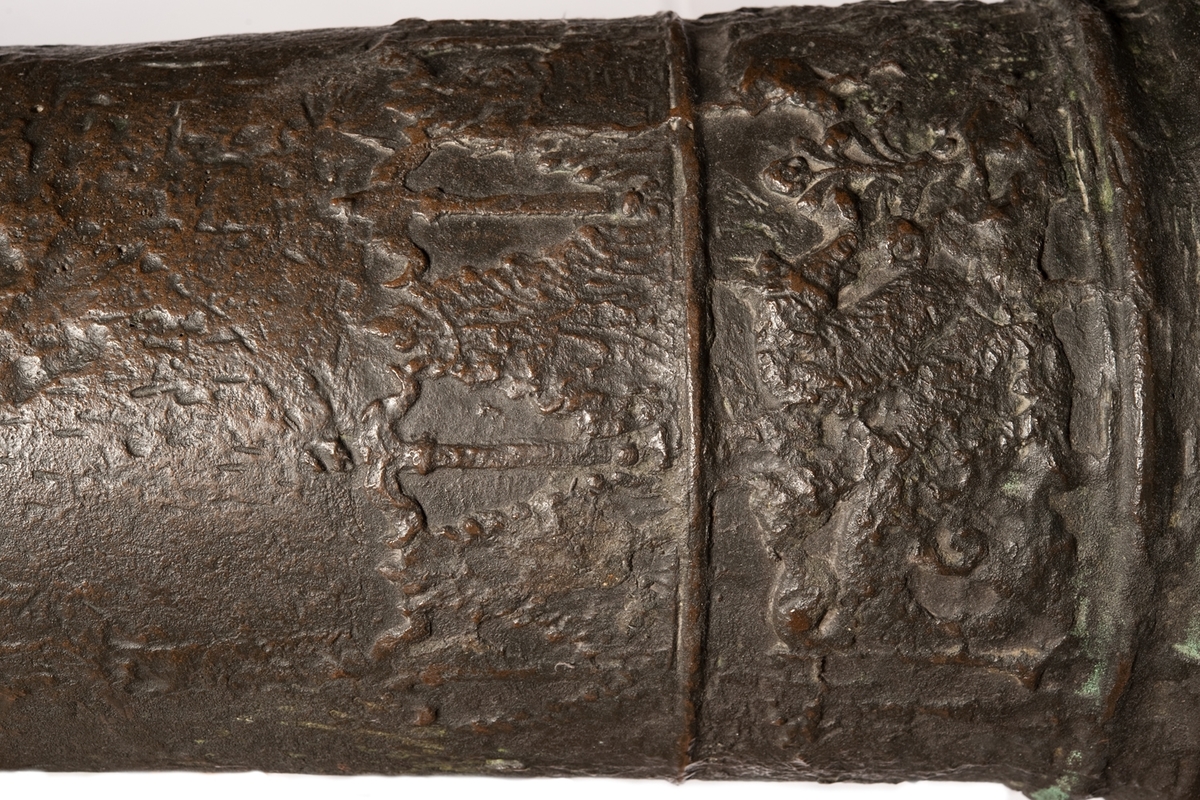 Kanonrör.
Gjutet riksvapen med initialerna G.A.R.S och årtalet 1626. Band med Vasakärvar och akantusblad.
