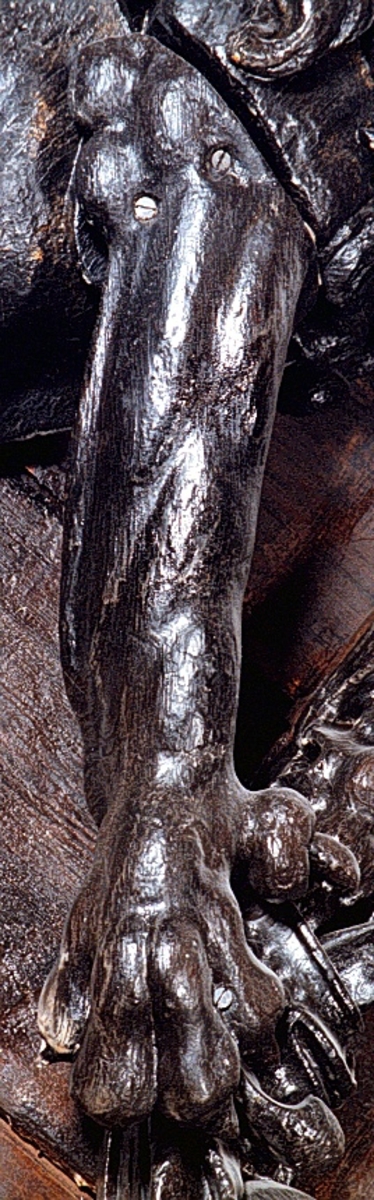 Skulpturdel, höger framben av lejon.



Text in English: Right foreleg of a lion.