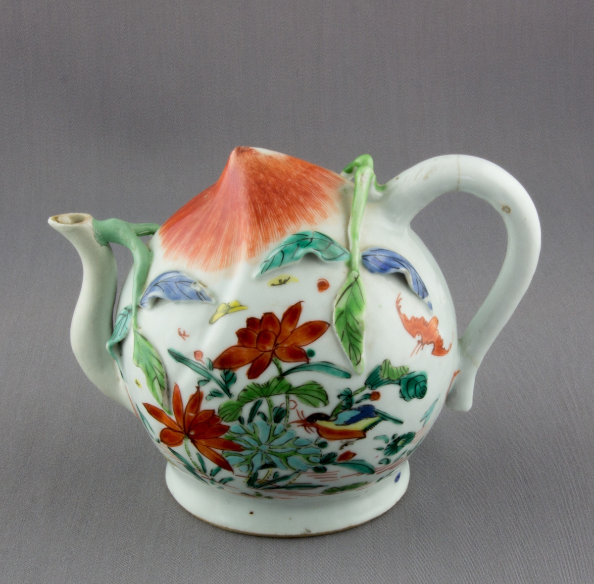 Blommor, blad, insekter, fåglar.