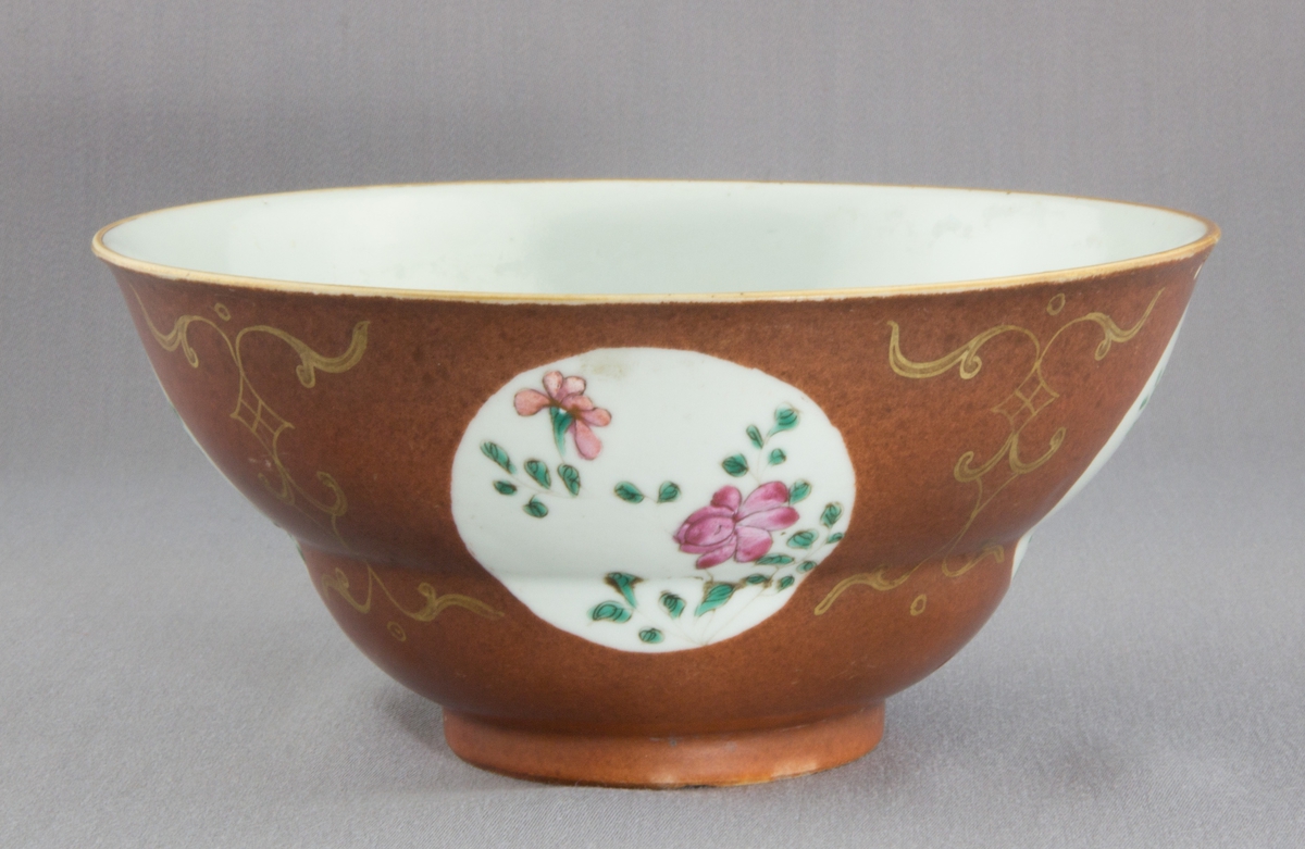 Blommor, blad, rankor.