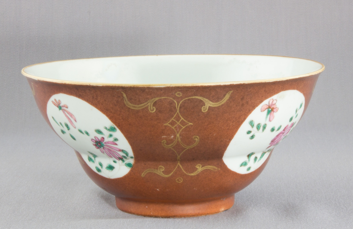 Blommor, blad, rankor.