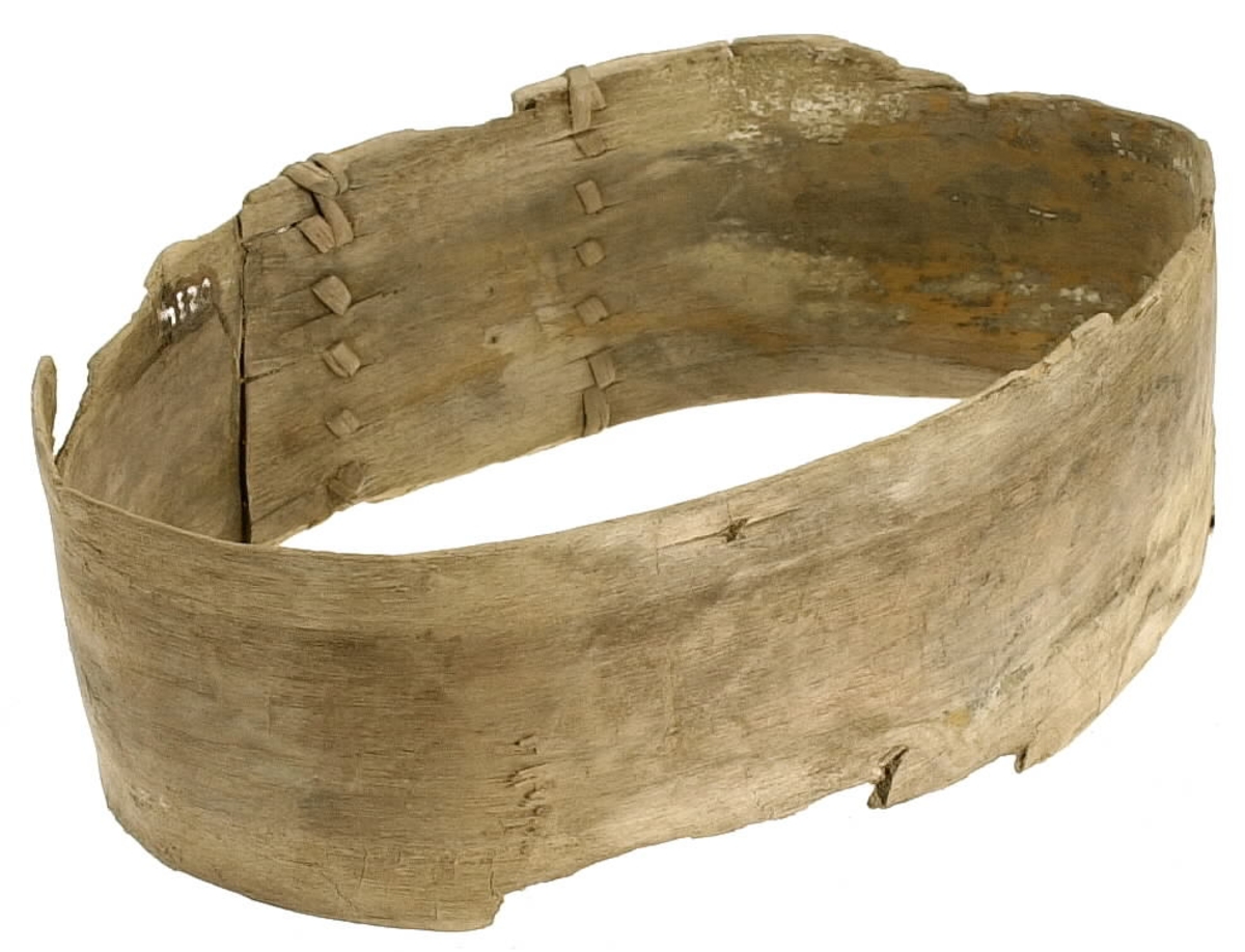Förmålet består av själva svepet till en svepask. Svepet är ihopsytt med en rottråd. Något trasigt i kanterna.
