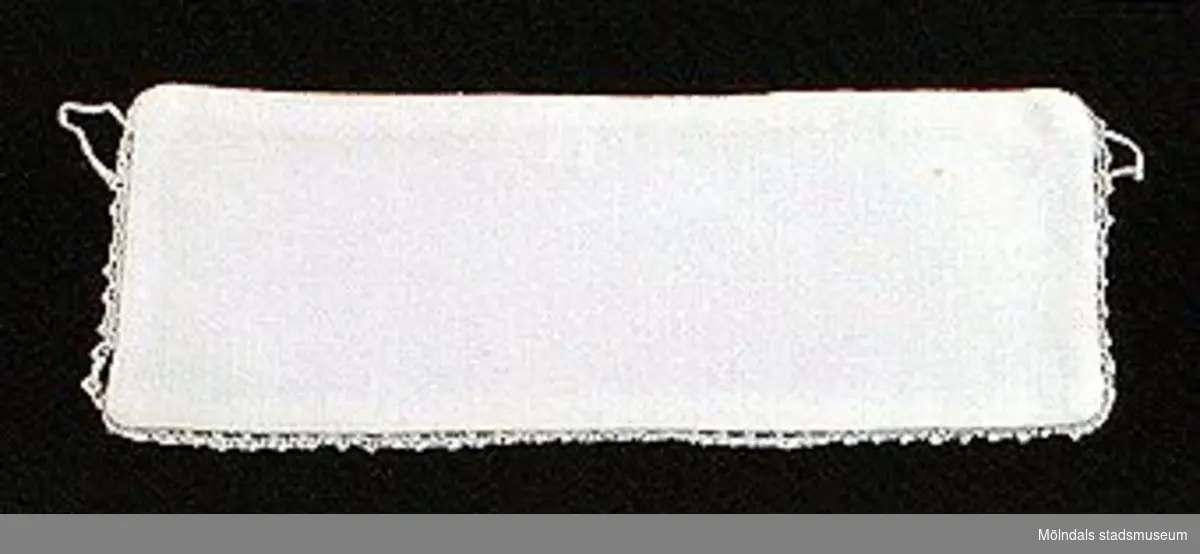 12 par vita lösmanschetter använda tillsammans med långärmade plagg. En del märkta med nr 41. 02253_1 L: 160 mm B: 55 mm._2 L: 160 mm B: 45 mm._3 L: 170 mm B: 60mm. Ribbat tyg._4 L: 190 mm B: 55 mm. Ribbat tyg._5 L: 200 mm B: 50 mm. Hålsömsprydda._6 L: 165 mm B: 80 mm. Hålsömsprydda (ej stärkta, märkta 15)._7 L: 160 mm B: 80 mm. Hålsömsprydda._8 L: 200 mm B: 50 mm. Hålsömsprydda._9 L: 180 mm B: 50 mm. Öglemönstrad spets längs kanten._10 L: 170 mm B: 55 mm. Smal spets längs kanten._11 L: 160 mm B: 45 mm. Spets längs kanten._12 L: 165 mm B: 50 mm. Ögleartad spets längs kanten.Paren förvaras i en tom chokladask (Cloetta Bristol praliner). Dessa har använts av vårdarinna Karin Hasselberg på Stretered.