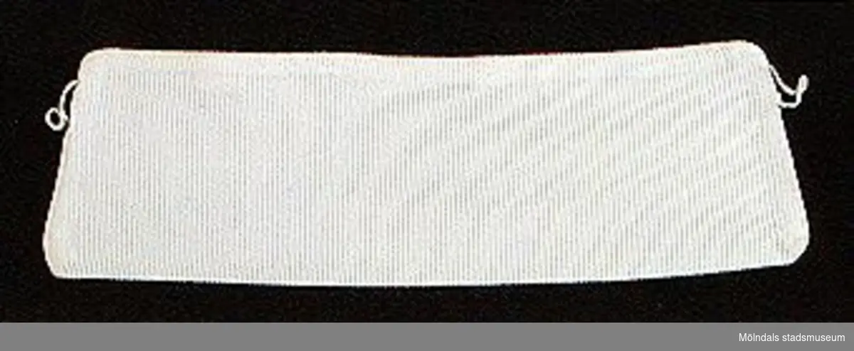 12 par vita lösmanschetter använda tillsammans med långärmade plagg. En del märkta med nr 41. 02253_1 L: 160 mm B: 55 mm._2 L: 160 mm B: 45 mm._3 L: 170 mm B: 60mm. Ribbat tyg._4 L: 190 mm B: 55 mm. Ribbat tyg._5 L: 200 mm B: 50 mm. Hålsömsprydda._6 L: 165 mm B: 80 mm. Hålsömsprydda (ej stärkta, märkta 15)._7 L: 160 mm B: 80 mm. Hålsömsprydda._8 L: 200 mm B: 50 mm. Hålsömsprydda._9 L: 180 mm B: 50 mm. Öglemönstrad spets längs kanten._10 L: 170 mm B: 55 mm. Smal spets längs kanten._11 L: 160 mm B: 45 mm. Spets längs kanten._12 L: 165 mm B: 50 mm. Ögleartad spets längs kanten.Paren förvaras i en tom chokladask (Cloetta Bristol praliner). Dessa har använts av vårdarinna Karin Hasselberg på Stretered.
