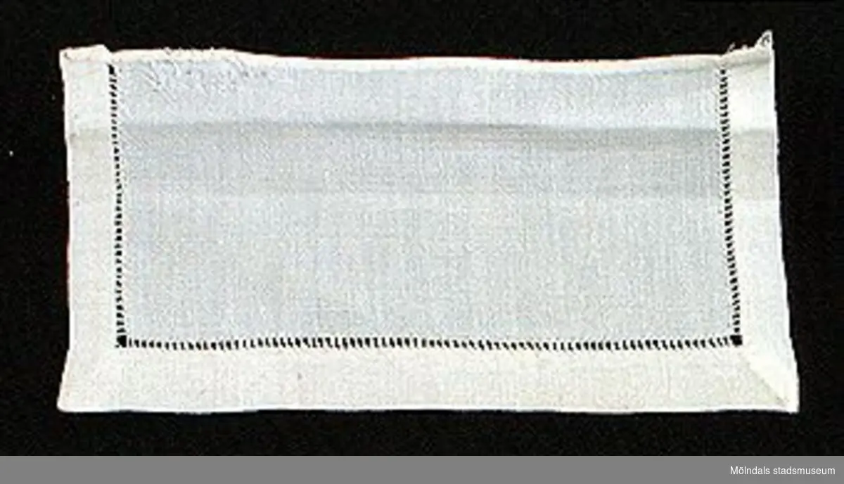12 par vita lösmanschetter använda tillsammans med långärmade plagg. En del märkta med nr 41. 02253_1 L: 160 mm B: 55 mm._2 L: 160 mm B: 45 mm._3 L: 170 mm B: 60mm. Ribbat tyg._4 L: 190 mm B: 55 mm. Ribbat tyg._5 L: 200 mm B: 50 mm. Hålsömsprydda._6 L: 165 mm B: 80 mm. Hålsömsprydda (ej stärkta, märkta 15)._7 L: 160 mm B: 80 mm. Hålsömsprydda._8 L: 200 mm B: 50 mm. Hålsömsprydda._9 L: 180 mm B: 50 mm. Öglemönstrad spets längs kanten._10 L: 170 mm B: 55 mm. Smal spets längs kanten._11 L: 160 mm B: 45 mm. Spets längs kanten._12 L: 165 mm B: 50 mm. Ögleartad spets längs kanten.Paren förvaras i en tom chokladask (Cloetta Bristol praliner). Dessa har använts av vårdarinna Karin Hasselberg på Stretered.