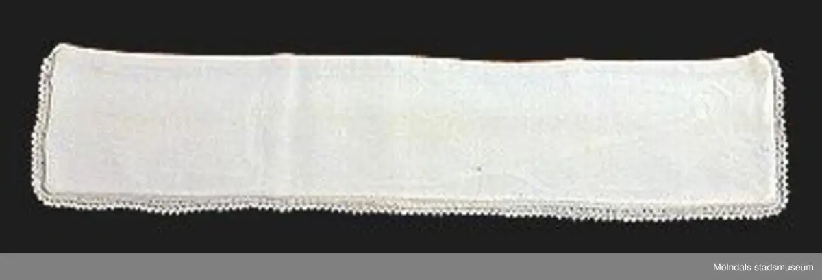 Tre stycken vita löskragar, kantade på tre sidor med spets. All är märkta med en liten nummerlapp med nr 41 (kan vara tvättnummer). Kragarna är stärkta.:1 Krage med minimal spetskant. Delvis bortnött. L: 340 mm. B: 60 mm.:2 Krage med 50 mm bred spetskant. Lodrät söm tvärsöver kragens insida. L: 330 mm. B: 70 mm. :3 Krage med 50 mm bred halvöglespets. L: 340 mm. B: 70 mm.Ägarinnan Karin Hasselberg var vårdarinna på Stretered.