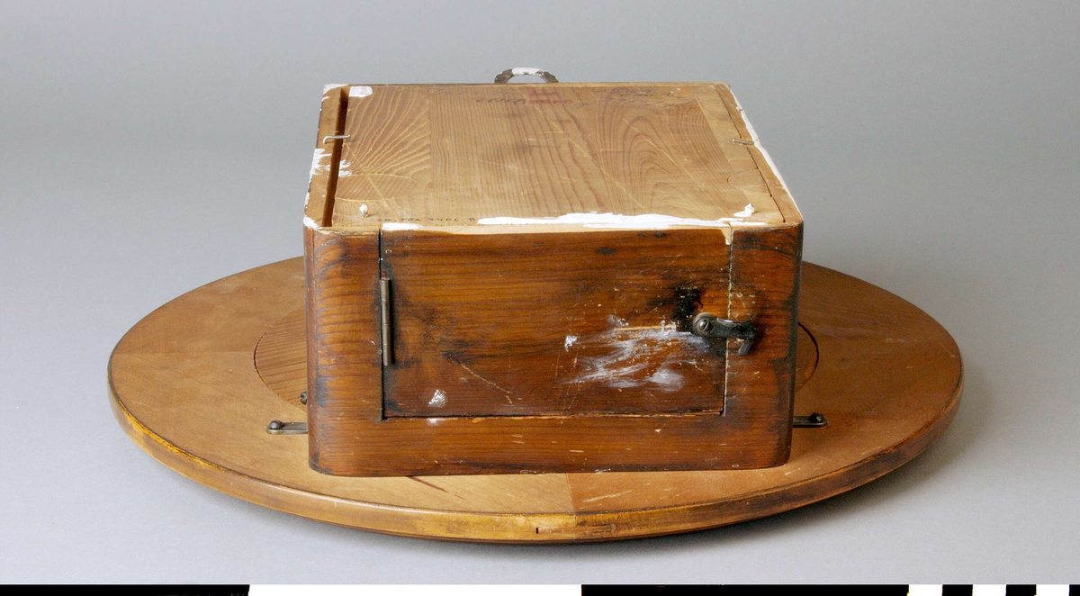 Väggur A, med löstagbar baksida B, och pendel C.
Rund urtavla med arabiska siffror och rund ram. Två visare, ett hål för uppdragning och en åttauddig stjärna med ett J och "UNGHANS" inuti. 
Urverket sitter i en låda av trä skruvad mot urtavlan. Lådan med två runda glasfönster, ett på var sida, och en nedfällbar botten. Det är märkt med samma stjärna som urtavlan och texten: WURTTEMBERG, B 25, 168. Upphängning i lådans översida. 
Anteckningar: Rep 27/765 Frej (? svårläsligt), 2209 Fm, 68 38 R, 77557 gb, gb rep 5/6-62. En stämpel i rött: L 18256.