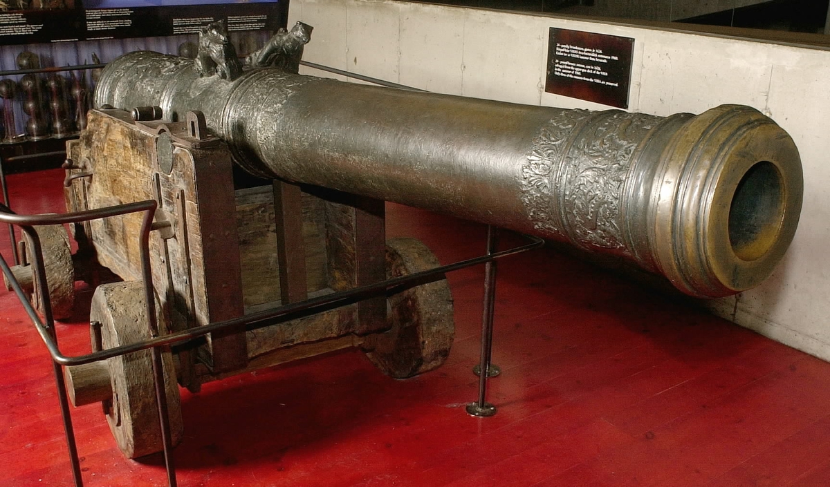 Kanonrör av brons.
Gjutet riksvapen med initialerna G.A.R.S och årtalet 1626. Framför axeltappen finns ornament och Vasekärven. Vid mynningen finns akantusblad och sjöhästar.
Siffrorna 9 2 12 finns inristade strax bakom delfinerna.