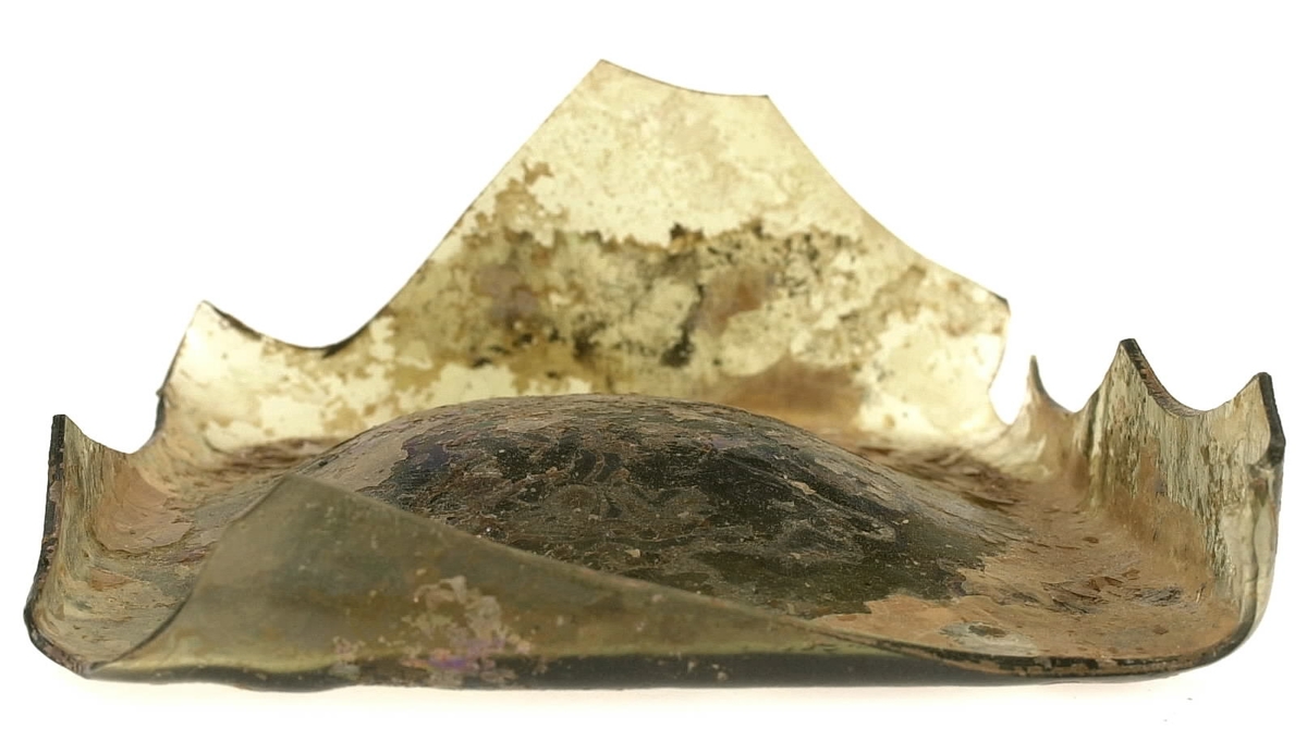 Botten till fyrsidig glasflaska. Glaset är grönfärgat.

2015: 05549a broke into three smaller pieces during handling, labled 05549 a, b, c. 05549a-d have moderate scaling.  All pieces are light green in color, and 05549d has pontil mark.