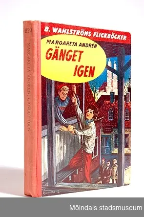 Bok: Gänget igen skriven av Margareta Andrén. Denna bok ingår i en serie om gänget. Ryggen är av rött tyg och numrerad med 820. Överst på framsidan är ett rött fält där det står B. Wahlströms flickböcker, därunder en bild. på bak-sidan finns listor med flera boktitlar, samt priset 2:95.Givaren fick boken av sin syster Eva, i julklapp 1956. De köpte böcker till varandra enligt önskemål och läste massor. På 1980-90-talen läste mina barn boken.