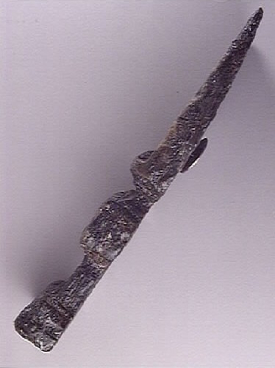 Litet balusterliknande ornament. Långsmalt och snedskuret, med profilerad framsida och slät baksida. Balusterns ena hälft utgörs av en anliggningsyta i form av en slät och odekorerad "tunga". Den andra hälften är dekorerad och utformad i två "sektioner" som avgränsas av en liggande rektangel. Nedtill avslutas den dekorerade delen av en profilerad bas.
Balustern är relativt välbevarad.

Text in English: A small baluster-like ornament. Long and narrow and obliquely cut, with a profiled front and a smooth back. Most of the baluster''s half comprises a surface of attachment, in form of a smooth undecorated "tongue". The other half is decorated and formed in two "sections" separated by a rectangle. The decorated half terminates below in a profiled base.
The baluster is rather well preserved.