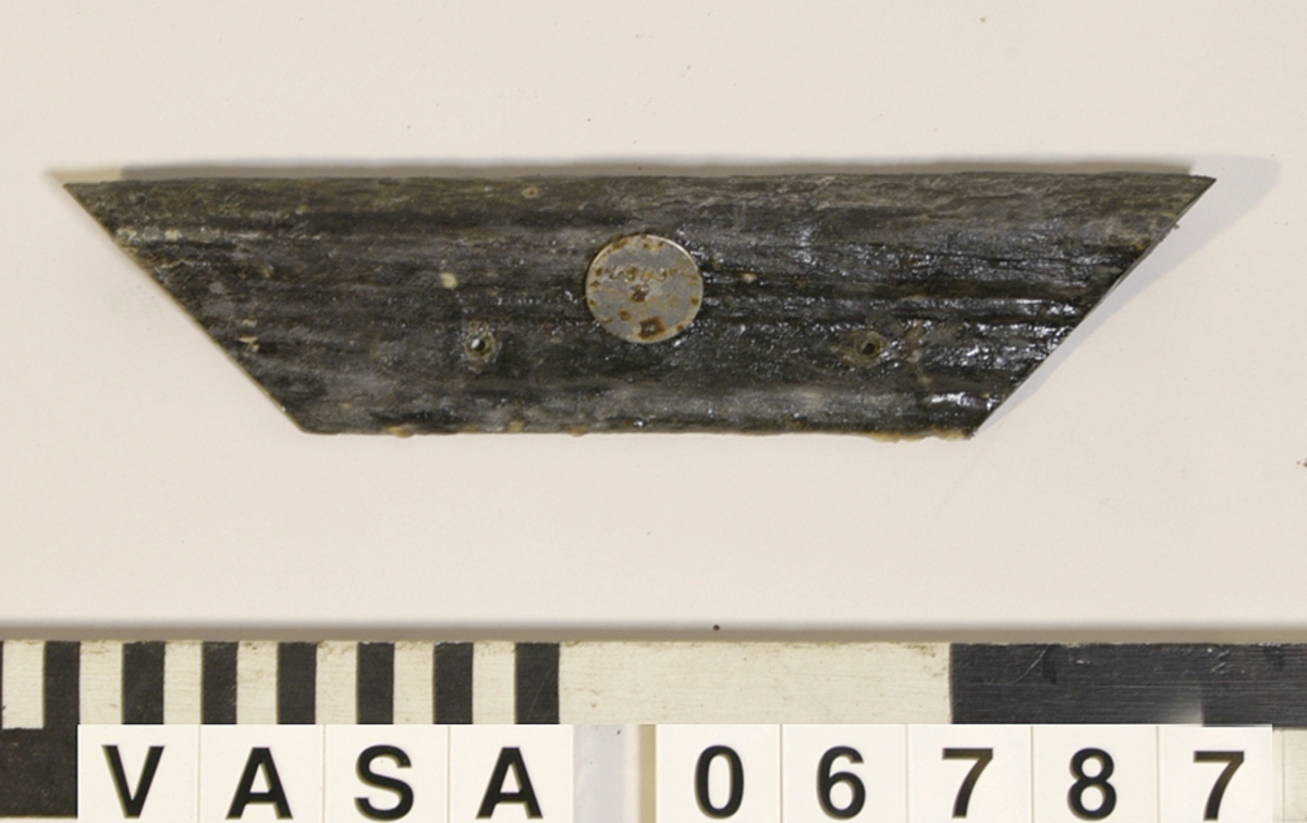 List till en kistbänk från kajutan. Profilerad, gerade ändar.