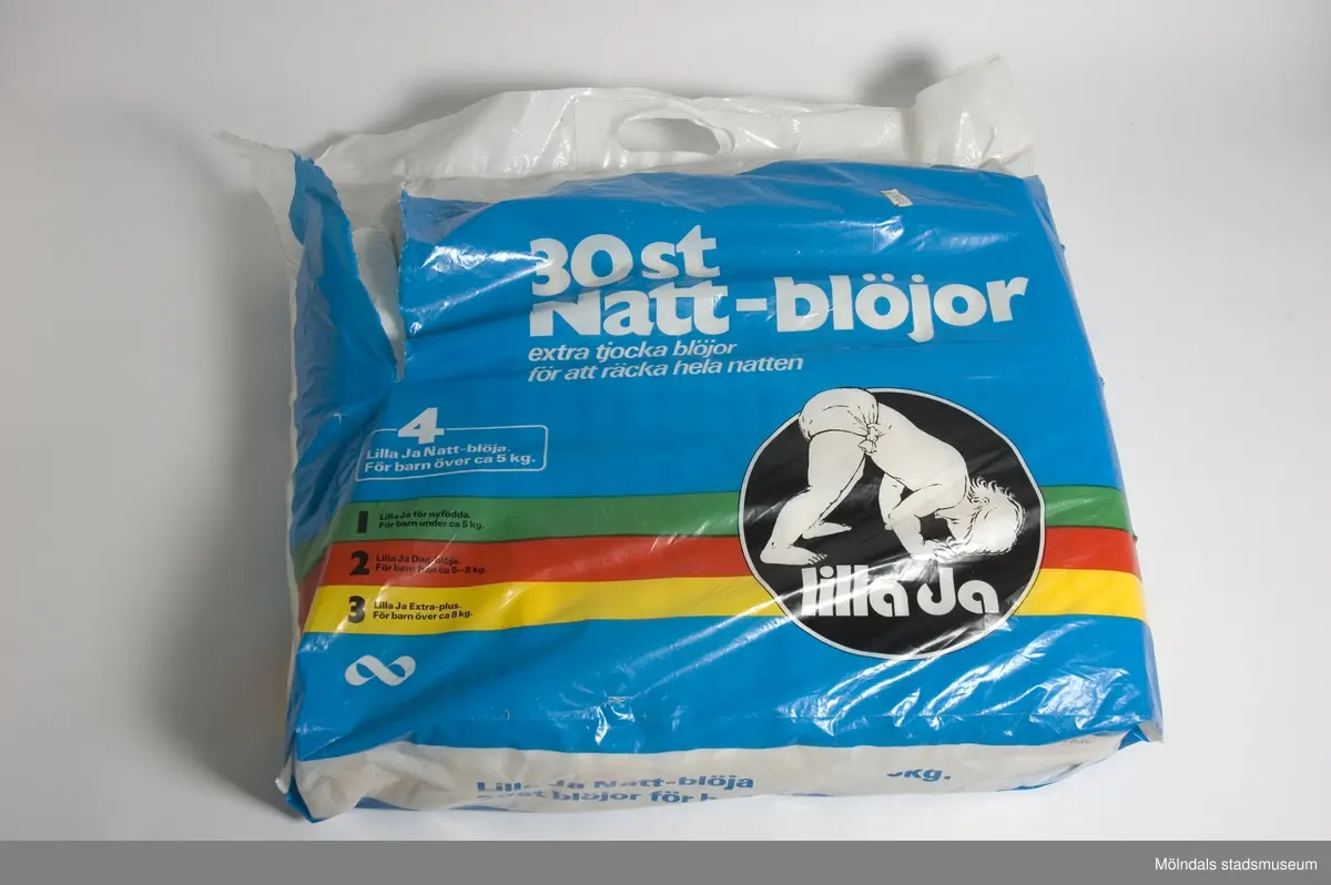 I förpackning med 20 stycken (utav 30) nattblöjor till småbarn. Storlek 4 var ämnade till barn som vägde över ca 5 kg. Blöjorna knöts fast med snibbar av plast. En av blöjorna sitter i plastsnibb MM04258. Brukades troligtvis av Kerstin Olofsson till hennes barn på 1970-talet.