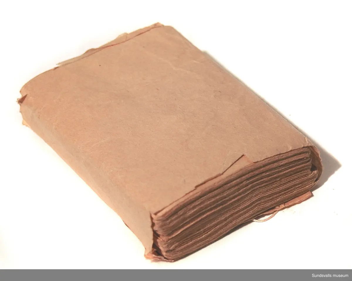 Toalettpapper, bunt med ark, färg oblekt