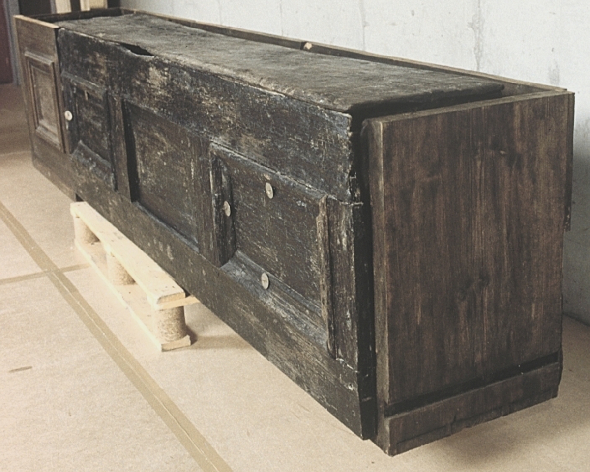 List till kistbänk från kajutan. Listen är profilerad, med snedskurna ändar.