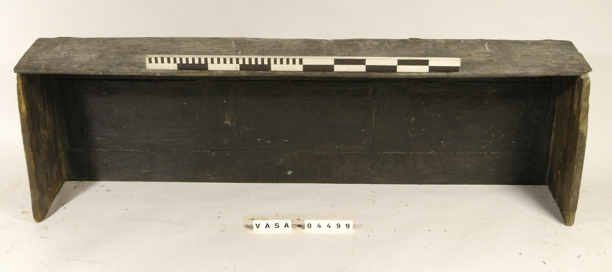 List till kistbänk från kajutan. Listen är profilerad, med snedskurna ändar.