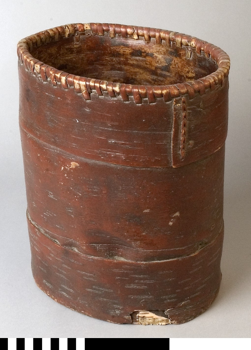 Mjölkburk av näver med botten av trä.