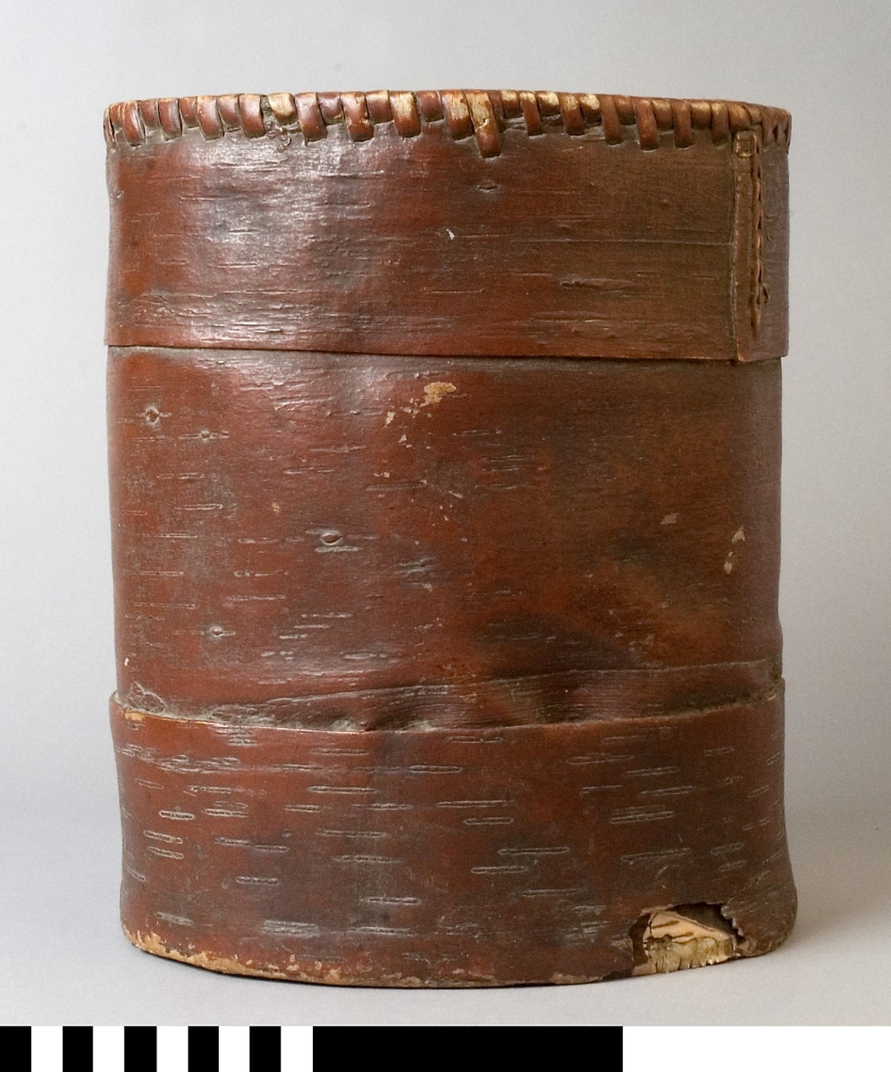 Mjölkburk av näver med botten av trä.