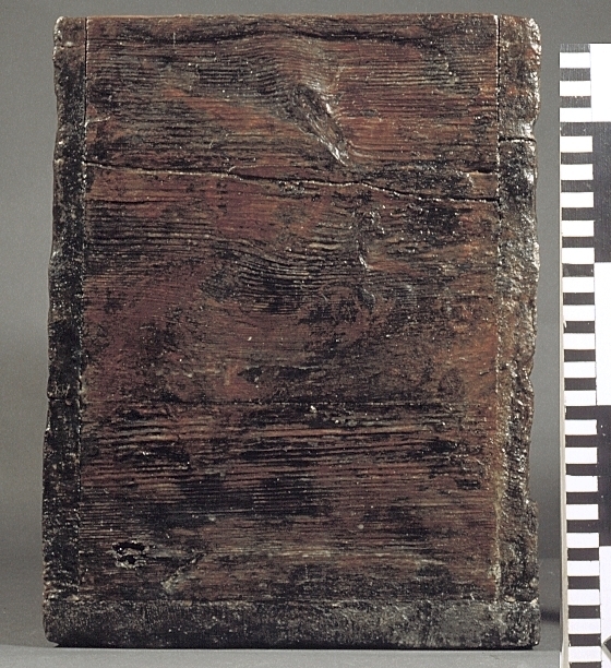 Kista med tillhörande lock.
Kistan är kort, hög och relativt bred. Kistans baksida, framsida och gavlar består av vardera tre plankor som fogats samman med tränaglar. På vardera kistgavel, cirka 120 mm in från ytterkanten, finns fyrkantigt formade urtag där handtag, troligtvis i form av öglor, suttit fästade. På kistans baksida samt på undersidan av kistlocket finns spår efter beslag. Troligtvis rör det sig om gångjärnsfästen.

På kistans övre del finns urtag för gångjärn och låskonstruktion. Låset har troligtvis utgjorts av ett käftlås. Kistans framsida är försedd med ett nyckelhål. Runt nyckelhålet finns spår efter ett låsbleck. Blecket tycks ha varit något rundat i formen. Lockets undersida är plan bortsett från ett L-format urtag för låskonstruktionen. Lockets ovansida är försedd med gerade falsar. Kistdelarna och locket har varit sammanfogade med träplugg och järnspik.
Den ena kistgaveln har en sprickbildning som troligtvis har orsakats av handtagsfästet. På kistans botten syns mättade järnutfällningar. I övrigt är kistan är välbevarad.

Text in English: Rectangular wooden chest with lid.
Each side is made up of three planks fitted together with wooden pegs. On either end of the chest, ca 120 mm from the edge, is a square-shaped notch for a handle, probably in the shape of a loop. At the top of the back-piece, and on the inside of the lid, are notches for hinges.
The chest once had a lock, possibly a ''jaw''(?) lock, and a keyhole at the front. Round the keyhole are traces of a somewhat rounded securing plate. The inside of the lid is plane except for a L-shaped notch for the lock pin. The top side of the lid has mitre-jointed rabbets. The parts of the chest and lid have been joined together with wooden pegs and iron nails.
One of the sides has cracks, probably caused by the handle. The chest is well preserved, although there are iron precipitation on the bottom.