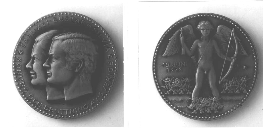 Minnesmedalj i brons, rund, till minne av Kung Carl
XVIGustafs giftermål med fröken Silvia Sommerlath den 19 juni
1976.Medaljen utförd av L`o Holmgren. Åtsidan visar porträtten i
profiloch text enligt MRK. Frånsidan visar en Amor - figur med båge
och pilsamt Tre Kronor med blommor, med text enligt MRK. På randen
stårmedaljens löpande tillverkningsnummer, 531/5000.