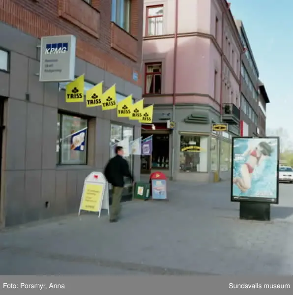 Tidstypiska  bilder från stenstaden, med hänsyn taget till tidens olika utryck. Skyltar, reklam, nya och äldre företeelser som förändras.