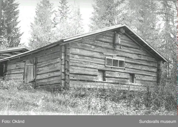 Byggnader, uthus, värdshus landskap. Torp, Fränsta.

Bild 17 Fränsta centrum, gamla apotekshuset, Konsum, gamla bankhuset, gamla posthuset.