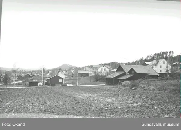 Byggnader, uthus, värdshus landskap. Torp, Fränsta.

Bild 17 Fränsta centrum, gamla apotekshuset, Konsum, gamla bankhuset, gamla posthuset.