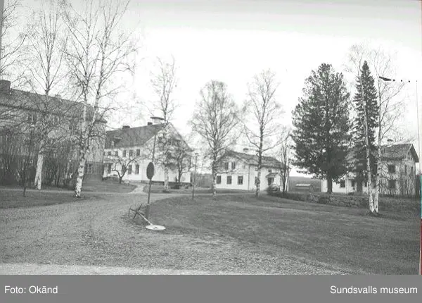 Byggnader, uthus, värdshus landskap. Torp, Fränsta.

Bild 17 Fränsta centrum, gamla apotekshuset, Konsum, gamla bankhuset, gamla posthuset.