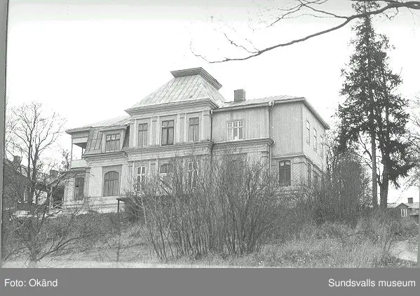 Byggnader, uthus, värdshus landskap. Torp, Fränsta.

Bild 17 Fränsta centrum, gamla apotekshuset, Konsum, gamla bankhuset, gamla posthuset.