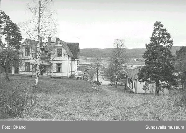 Byggnader, uthus, värdshus landskap. Torp, Fränsta.

Bild 17 Fränsta centrum, gamla apotekshuset, Konsum, gamla bankhuset, gamla posthuset.