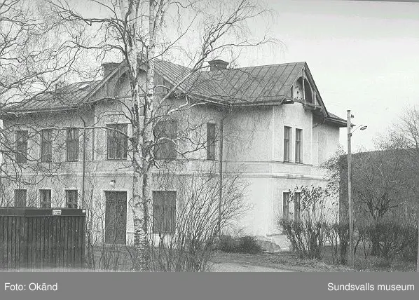 Byggnader, uthus, värdshus landskap. Torp, Fränsta.

Bild 17 Fränsta centrum, gamla apotekshuset, Konsum, gamla bankhuset, gamla posthuset.